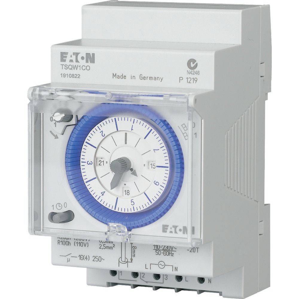 Ein grau-blauer elektrischer Timer mit einer kreisförmigen Skala, die mit Zeitintervallen beschriftet ist und zur automatischen Steuerung elektrischer Schaltkreise verwendet wird.