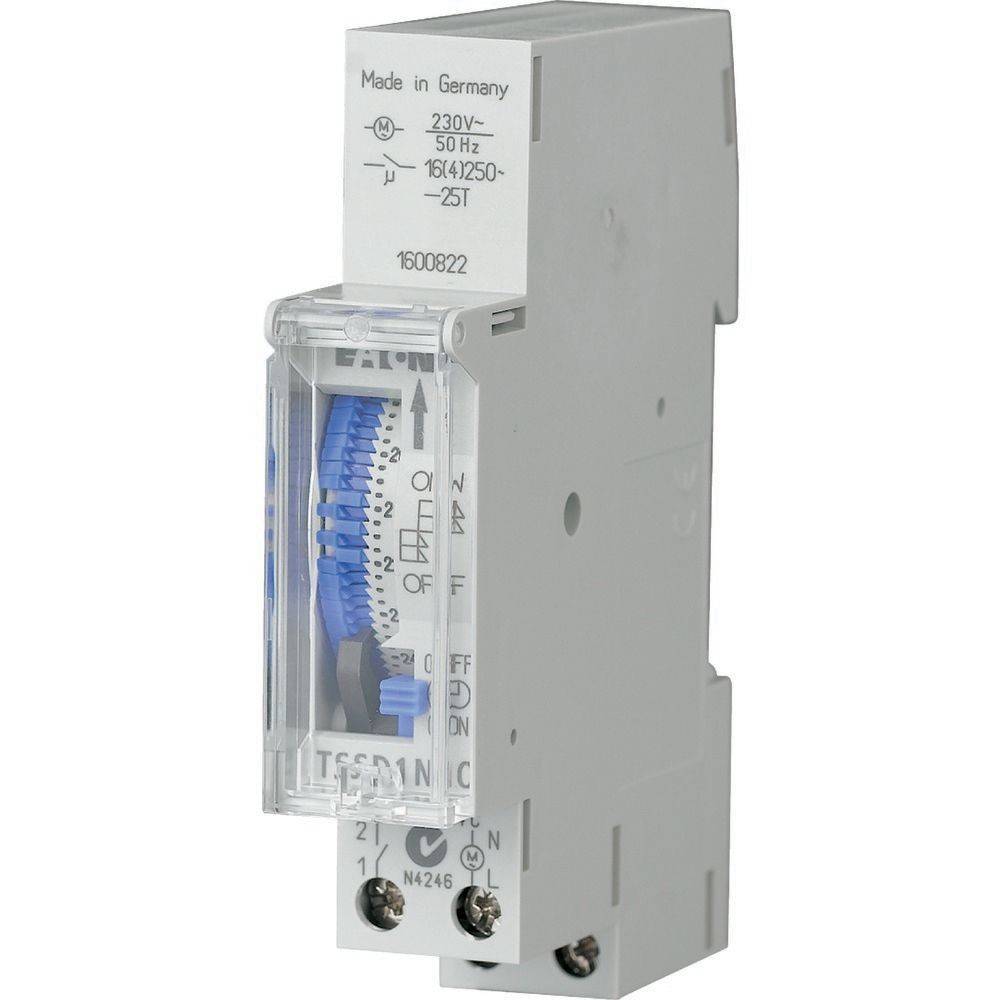 Elektronischer Zeitschalter mit transparenter Abdeckung, die blaue Zifferblätter zeigt, mit einem Etikett 