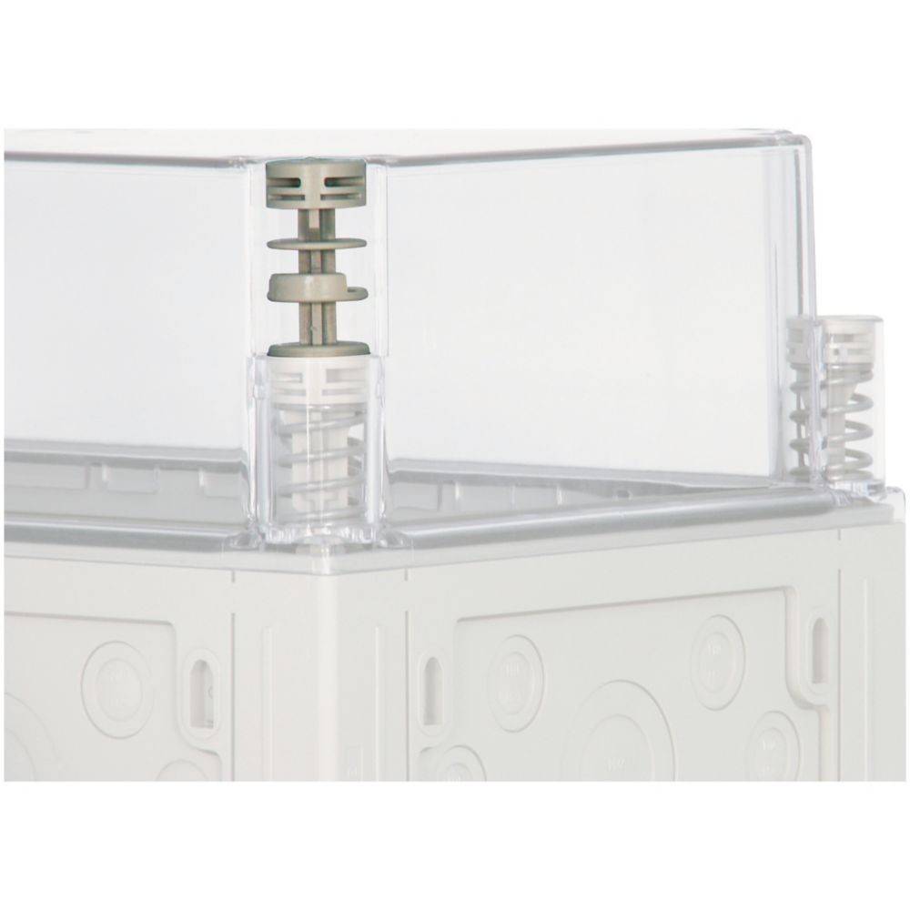 Durchsichtige Plastikabdeckung auf einer weißen Verteilerdose mit sichtbaren Federmechanismuskomponenten an den Ecken, was auf eine sichere Abdichtung hindeutet.