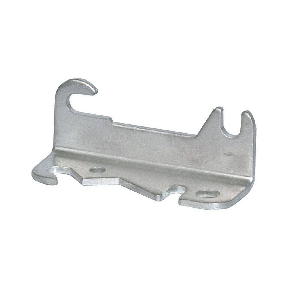 Eine kleine, metallische Halterung mit Haken und Aussparungen, möglicherweise zum Befestigen oder Sichern von Gegenständen verwendet.