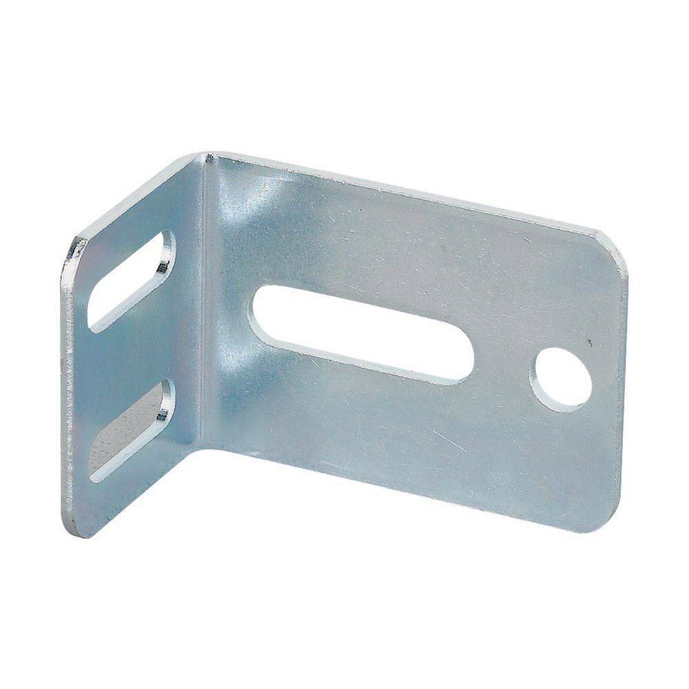 Eine Metallwinkelschiene mit zwei Schlüssellöchern und einem runden Loch, die zum Verbinden oder Abstützen von Materialien beim Bauen oder Zusammensetzen verwendet wird.