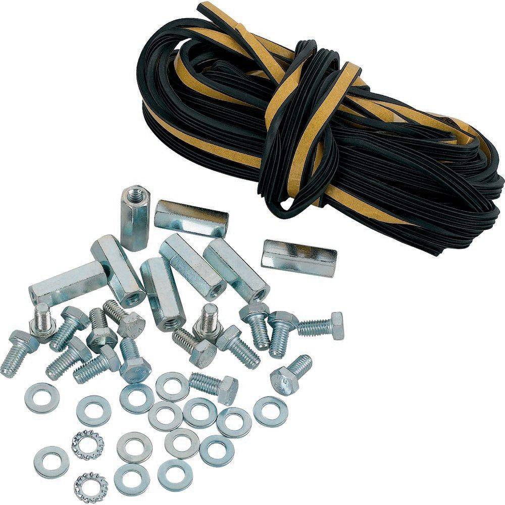 Eine Sammlung von Metallbolzen, Unterlegscheiben und Gummistreifen, typischerweise für Befestigungen oder Reparaturen verwendet, auf einem neutralen Hintergrund angeordnet.