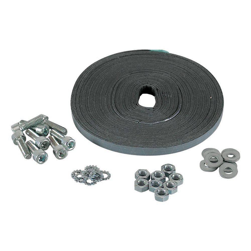 Eine Ansammlung von Schrauben, Muttern, Unterlegscheiben und einem aufgerollten Metallband sind auf einer Oberfläche angeordnet und deuten auf Befestigungsmaterial für Montage oder Reparatur hin.