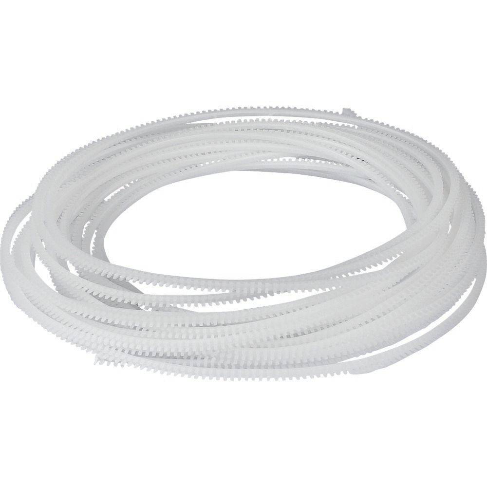 Eine Spule aus weißem, wellenförmig profiliertem flexiblem Plastikschlauch, die in einer kreisförmigen Anordnung vor einem einfarbigen Hintergrund liegt.