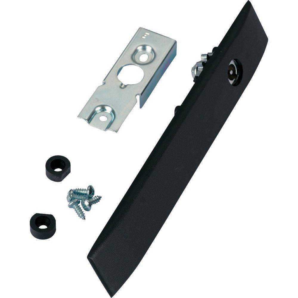 Teile einer Türklingeneinheit, bestehend aus einem schwarzen Griff, einer Metallmontageplatte, zwei kleinen Schrauben und zwei Unterlegscheiben, alle ordentlich angeordnet.