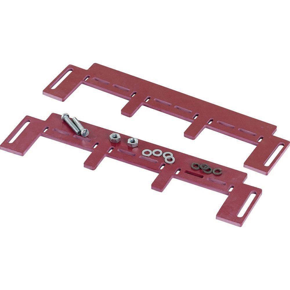 Zwei rote Metallhalterungen mit Schlitzlöchern, begleitet von Schrauben, Unterlegscheiben und Muttern, auf einem weißen Hintergrund angeordnet.
