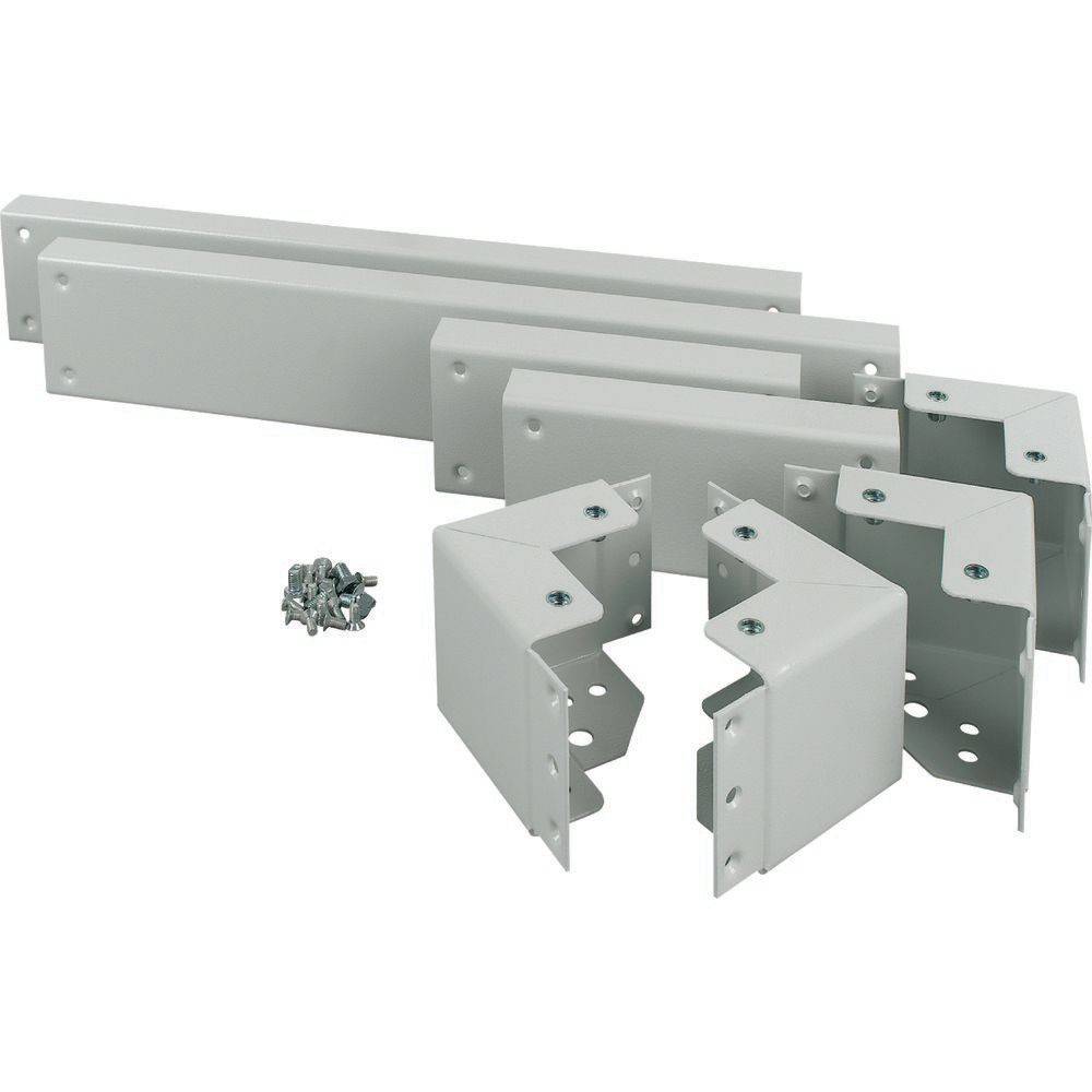 Weiße Metallhalterungen und Schrauben sind auf einem weißen Hintergrund angeordnet und zeigen Komponenten zum Zusammenbau oder zur Befestigung von Strukturen.