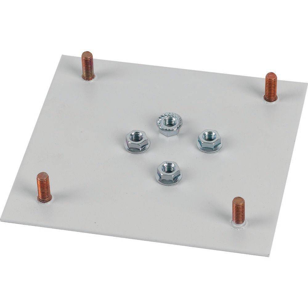 Eine Metallplatte mit fünf angebrachten Schrauben, angeordnet mit einer zentralen Schraube, die von vier Schrauben umgeben ist, die ein Quadrat bilden.