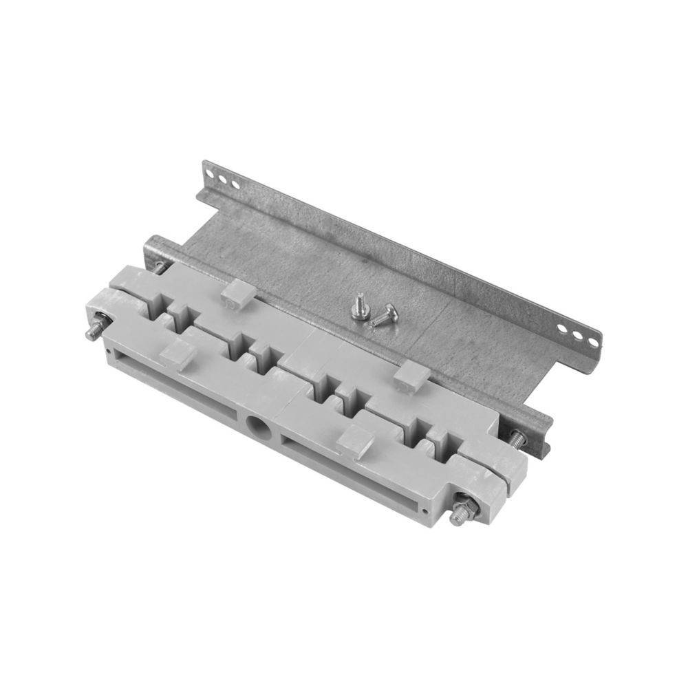 Ein grauer elektrischer Anschlussblock mit mehreren Steckplätzen, auf einem Metallhalter montiert, mit zwei sichtbaren Schrauben oben.