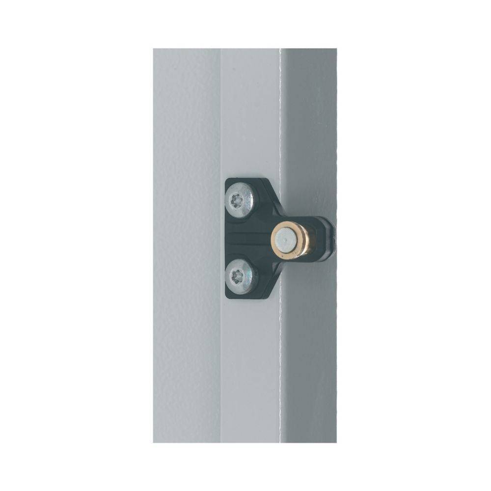Eine Metallhalterung mit zwei Schrauben und einem zentralen messingfarbenen Knopf ist an einer vertikalen grauen Oberfläche befestigt, wahrscheinlich Teil einer mechanischen Baugruppe.