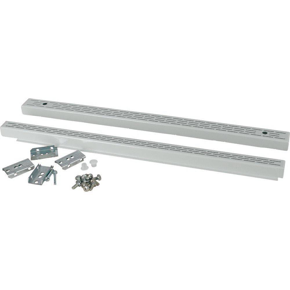 Zwei silberne Aluminiumbänder mit durchlochten Designs werden gezeigt, begleitet von mehreren Metallhalterungen und Schrauben, was Montagekomponenten andeutet.