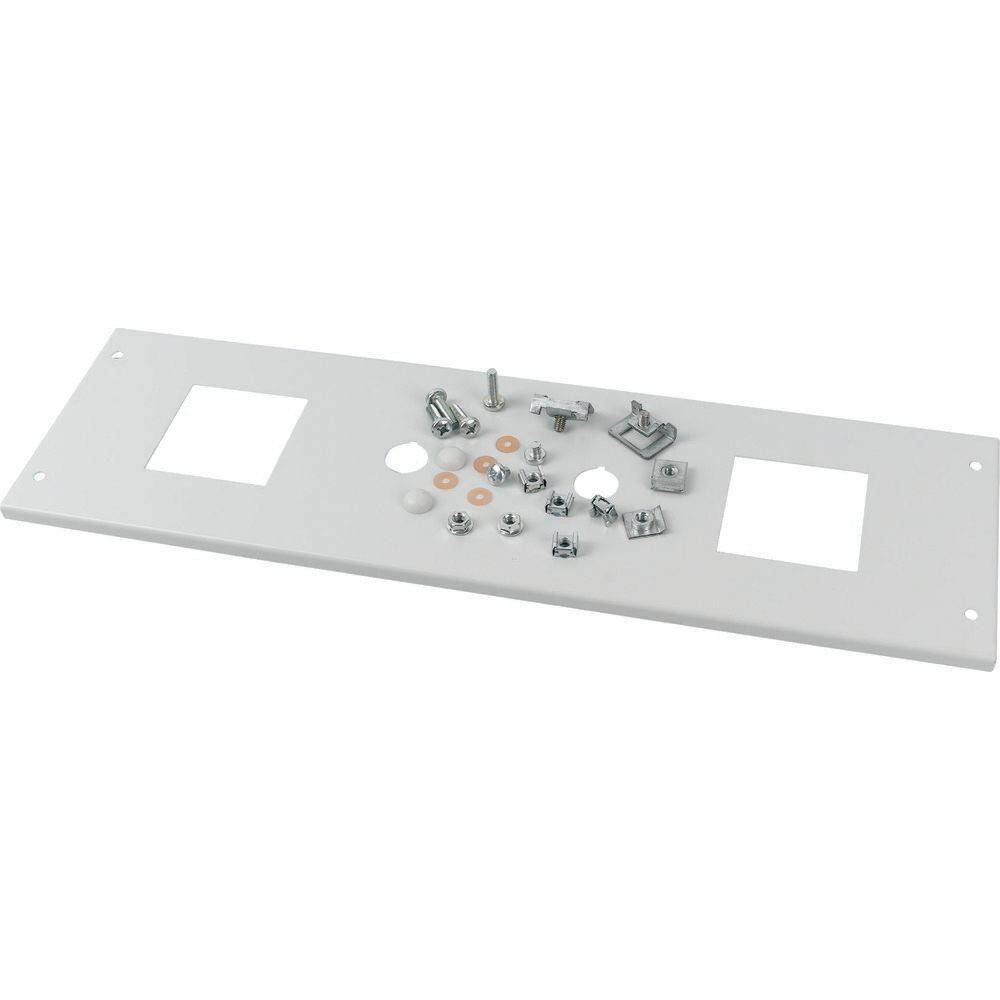 Eine weiße rechteckige Metallplatte mit verschiedenen Schrauben, Unterlegscheiben und kleinen Hardware-Teilen, die in organisierten Gruppen angeordnet sind.