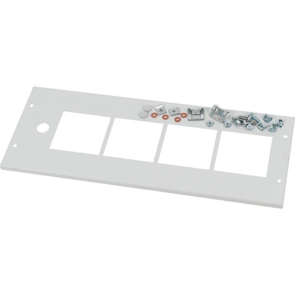 Metallhalterung mit vier quadratischen Ausschnitten, zusammen mit Schrauben und Bolzen, wahrscheinlich zur Montage von elektrischen oder Hardwarekomponenten verwendet.