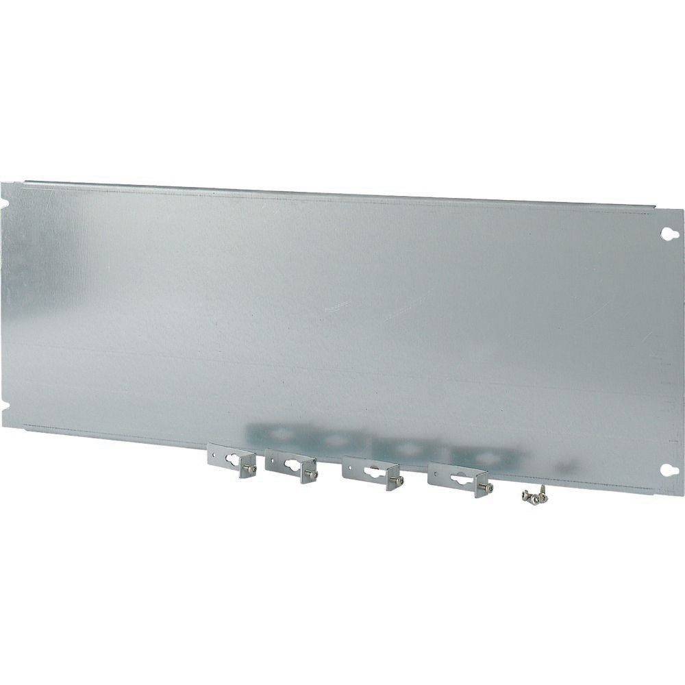 Eine flache, rechteckige Metallplatte mit drei Haken und Befestigungslöchern an jeder Ecke, die zur Hardware-Unterstützung oder -Befestigung in mechanischen Aufbauten verwendet wird.