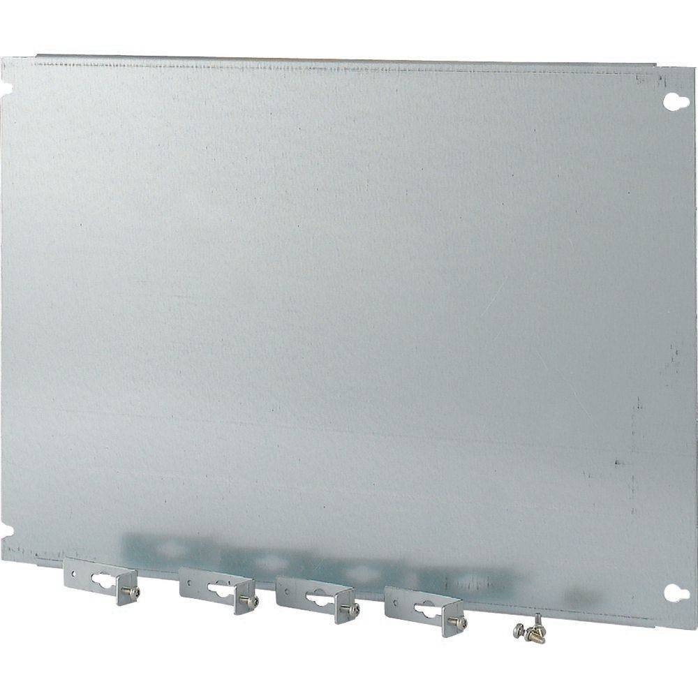 Eine flache, rechteckige, metallische Montageplatte mit vier ausgerichteten Halterungen am unteren Rand und zwei Schrauben daneben.