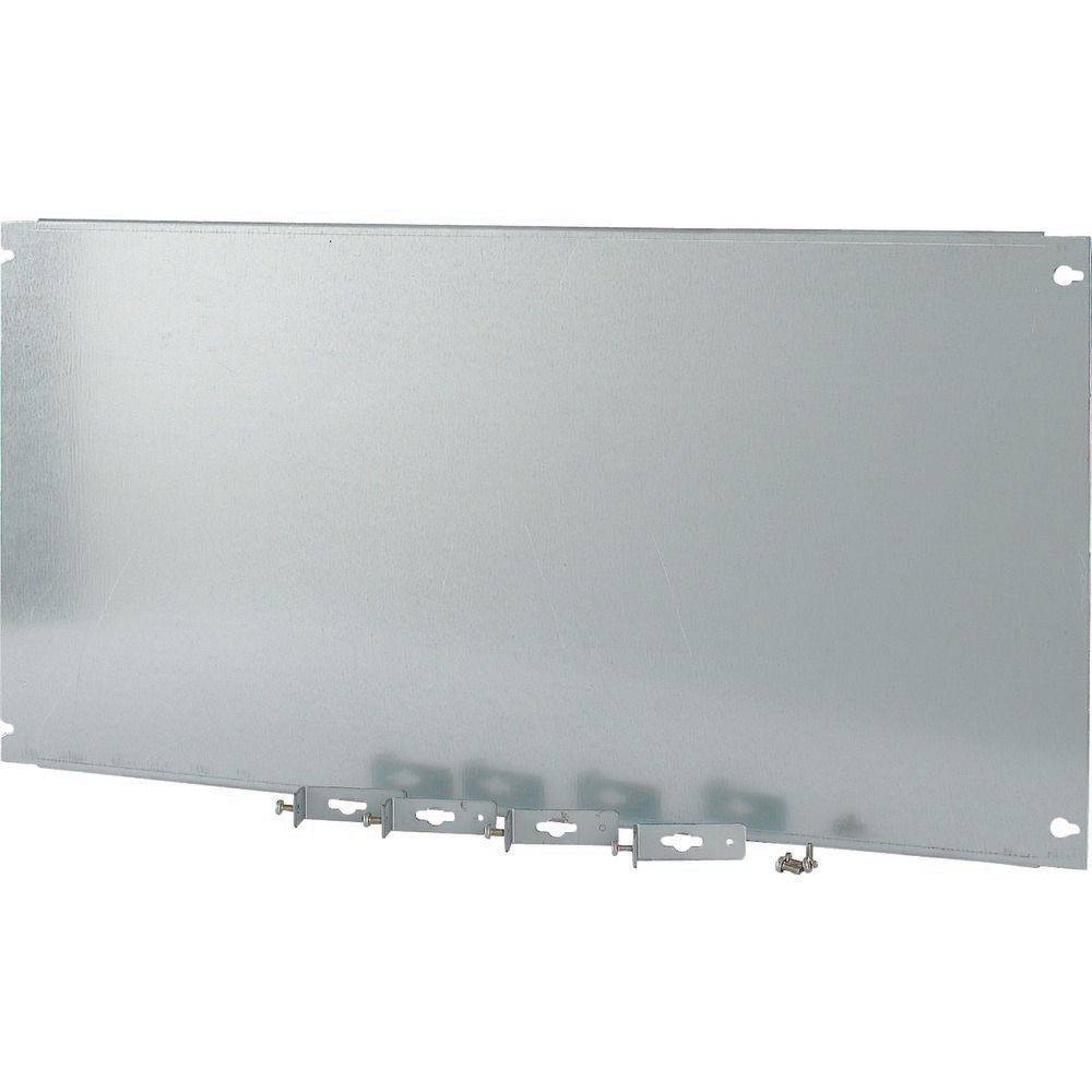Ein flaches, graues Metallpanel mit Befestigungshalterungen entlang der unteren Kante, verwendet für elektrische oder industrielle Gehäuse.