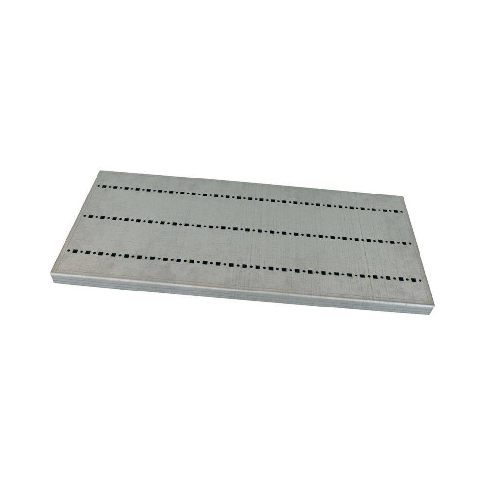 Eine Metalllüftungsabdeckung mit drei Reihen rechteckiger Perforationen für den Luftdurchfluss.