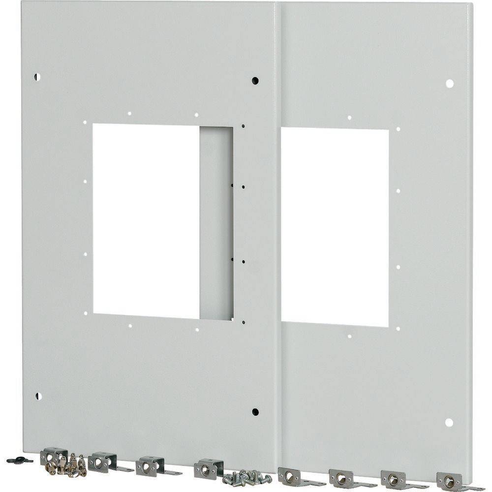 Zwei graue Montageplatten mit quadratischen Ausschnitten, umgeben von Schrauben und Halterungen für den Zusammenbau.