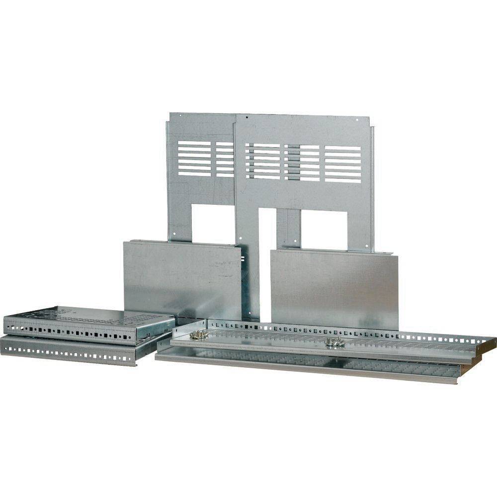 Metallische industrielle Belüftungspaneele und Regale sind auf weißem Hintergrund angeordnet und zeigen ihre Formen und Lüftungsdesigns.