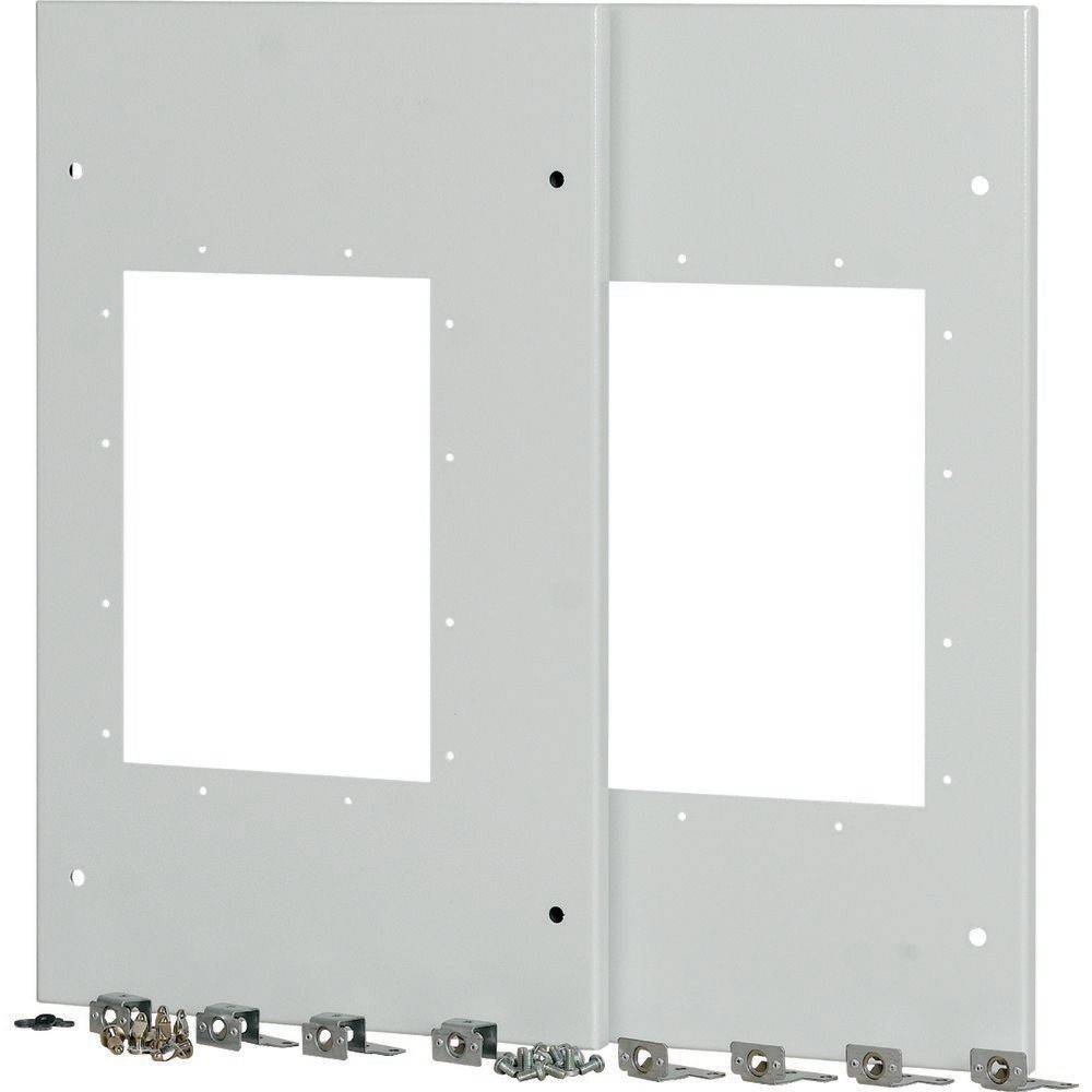 Zwei weiße Metallplatten mit rechteckigen Ausschnitten, umgeben von kleinen Halterungen und Schrauben, die für elektrische Montagsysteme verwendet werden.