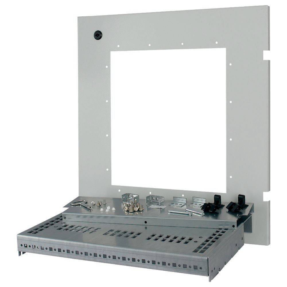 Metallmontagerahmen mit einer perforierten Grundplatte und verschiedenen kleinen Hardwarekomponenten, der für elektrische oder mechanische Installationen konzipiert ist.