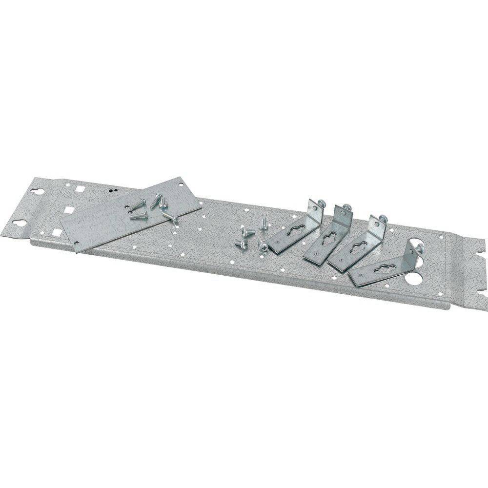 Metall-Montageset mit verschiedenen Halterungen und Schrauben, verwendet zur Befestigung von Dachinstallationen. Graue Komponenten auf einer Metallplatte angeordnet.