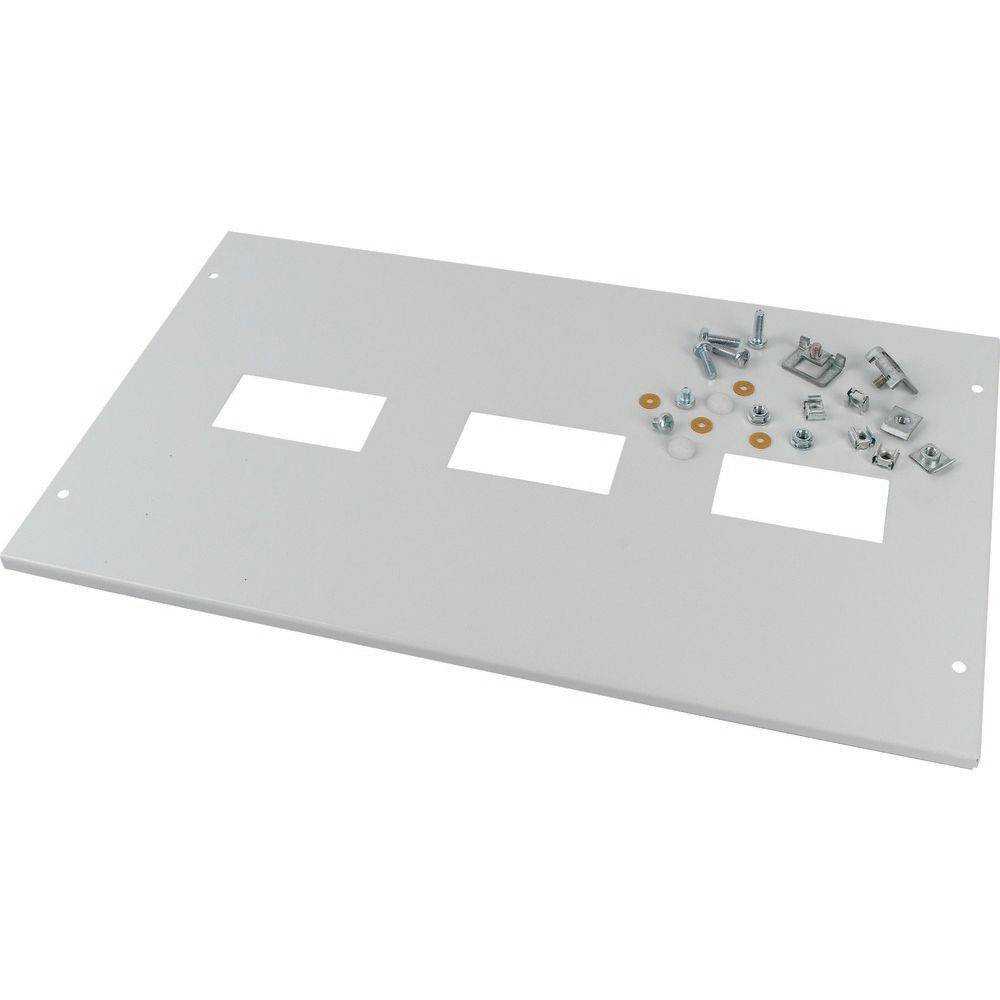 Weißes Metallpanel mit drei rechteckigen Ausschnitten und verschiedenen Schrauben und Halterungen an der Seite.