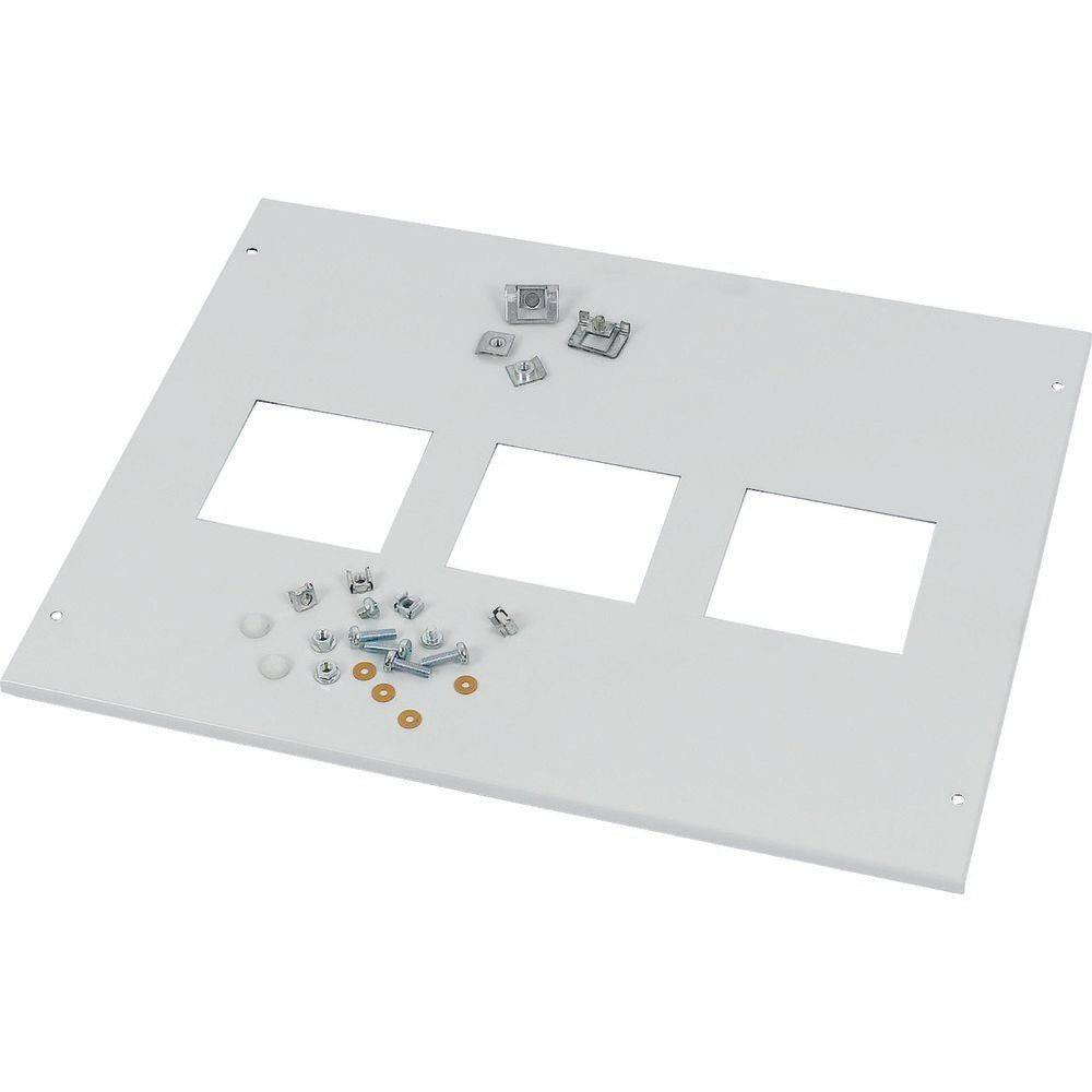 Metallpanel mit drei quadratischen Ausschnitten, umgeben von verschiedenen kleinen Metall- und Kunststoff-Befestigungskomponenten auf einer weißen Oberfläche.