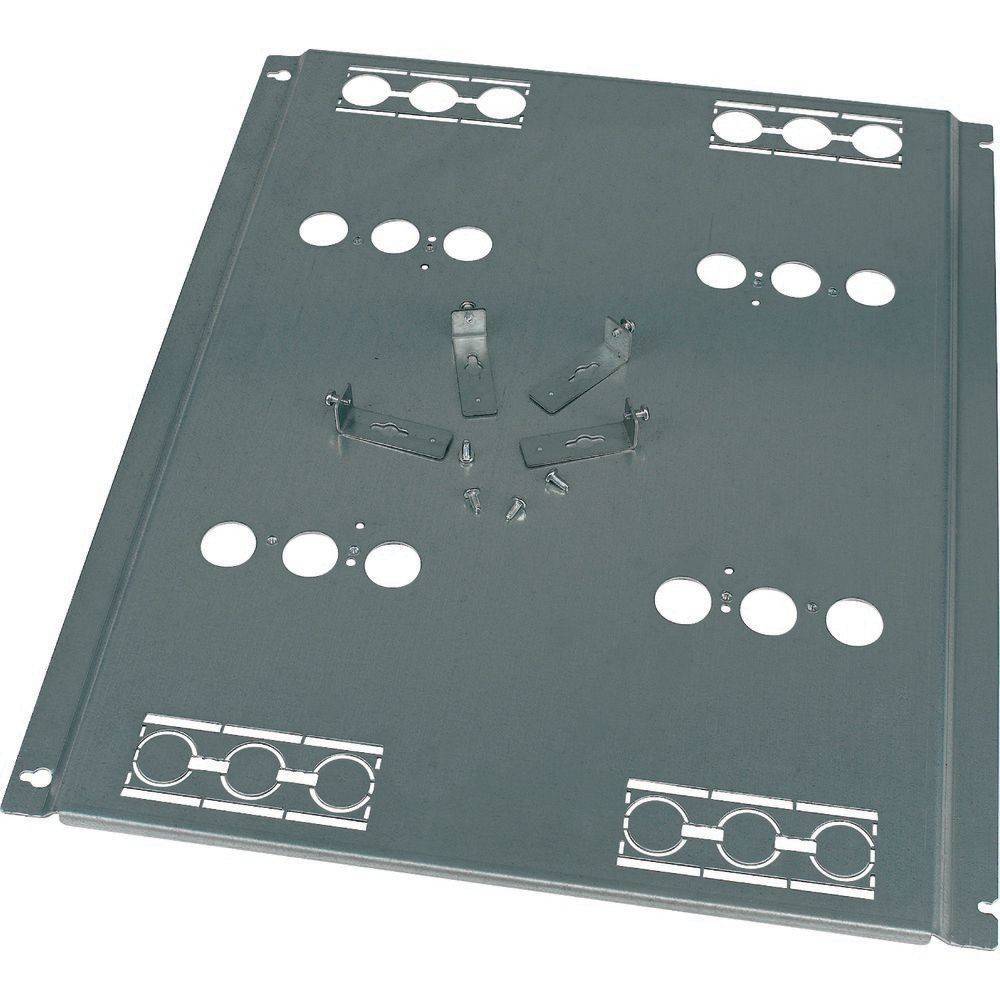 Eine flache, rechteckige Metallmontageplatten mit mehreren kreisförmigen Öffnungen und zwei erhöhten Halterungen in der Mitte zum Befestigen von Komponenten.
