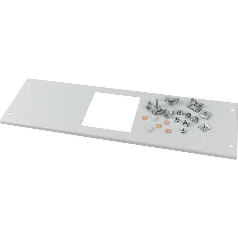 Rechteckiges weißes Panel mit einem leeren quadratischen Ausschnitt und mehreren Schrauben, Unterlegscheiben und Metallhalterungen, die auf einer Seite angeordnet sind.