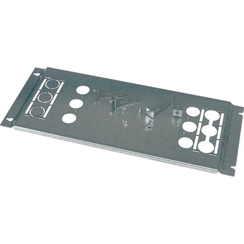 Ein Metallhalter mit mehreren kreisförmigen und rechteckigen Aussparungen, wahrscheinlich eine Komponente zur Montage oder Zusammenbauvon elektronischen Geräten.
