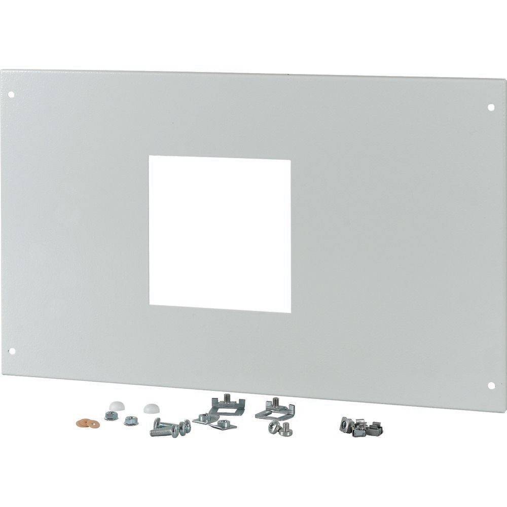 Eine Metallmontageplatine mit einer zentralen quadratischen Aussparung und verstreut angeordnetem Befestigungszubehör, einschließlich Schrauben, Muttern und Unterlegscheiben, zur Installation.