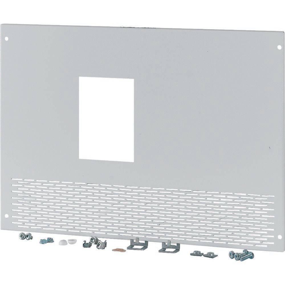 Metallpanel mit Aussparungen und Lüftungsschlitzen, versehen mit Schrauben und Befestigungselementen. Verwendet für elektronische Gehäuse oder Kühlsysteme.