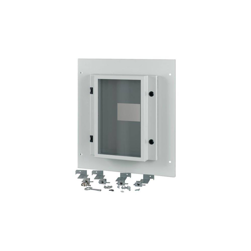 Eine weiße elektrische Verteilerdose mit einer offenen Tür ist an einer Wand montiert. Mehrere Befestigungshalterungen und Schrauben sind darunter ausgelegt.