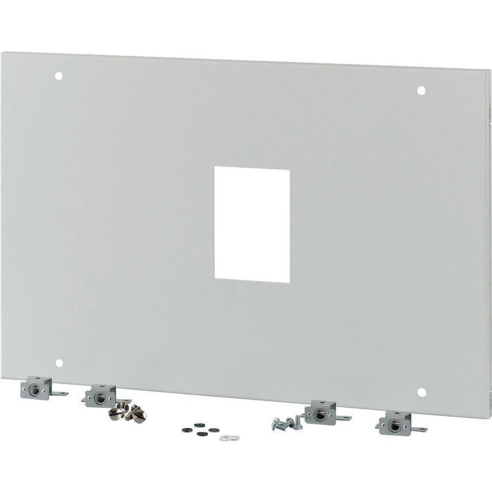 Ein Metallpanel mit einem rechteckigen Ausschnitt in der Mitte, umgeben von Schrauben und Halterungen, möglicherweise zur Montage oder für elektronische Ausrüstung verwendet.