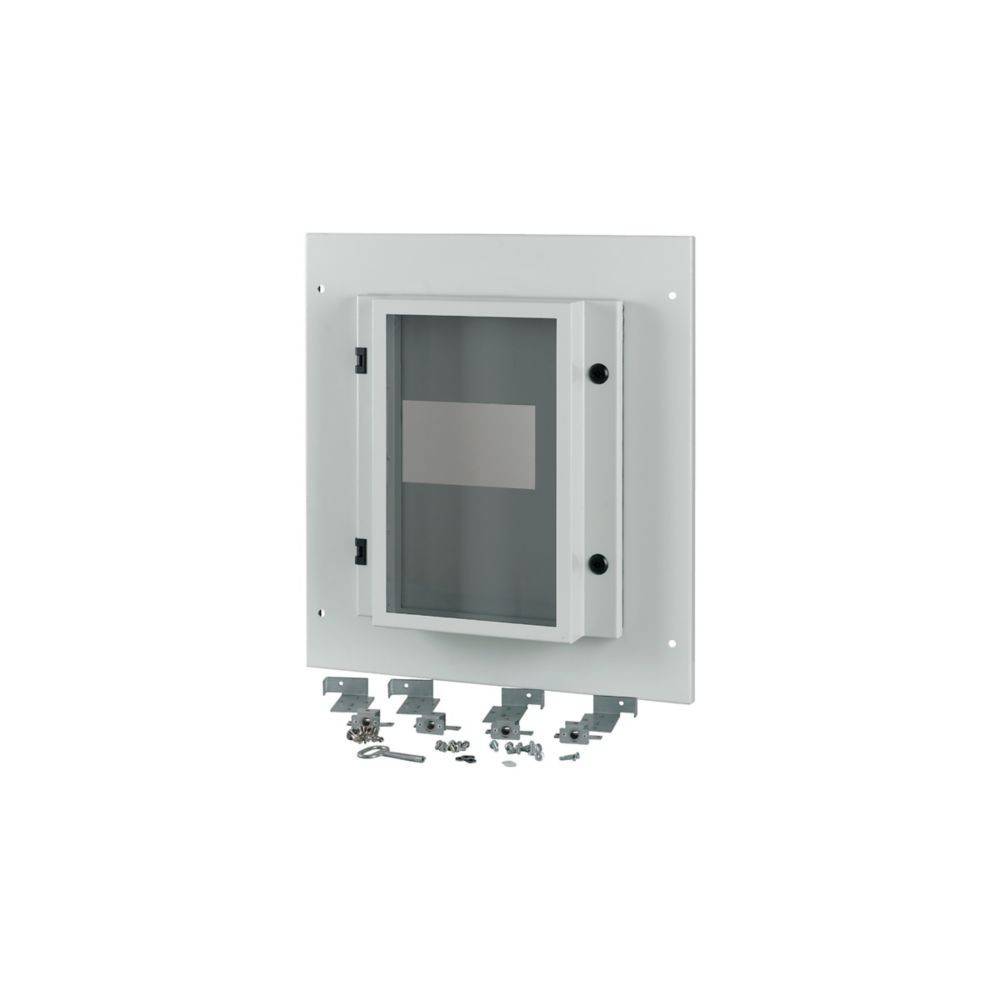 Elektrische Verteilerdose mit transparenter Abdeckung, montiert auf einer weißen Tafel. Mehrere Schrauben und Halterungen sind unterhalb der Dose zu sehen.