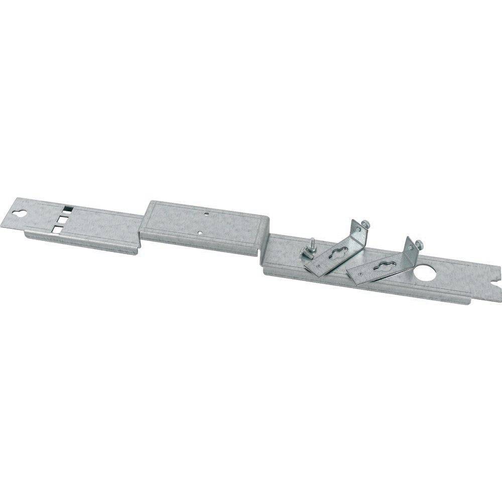 Eine Metallfalle auf einem flachen Panel, mit gleitenden Abschnitten und kleinen gewinkelte Halterungen zum Befestigen von Komponenten. Hergestellt aus verzinktem Stahl.