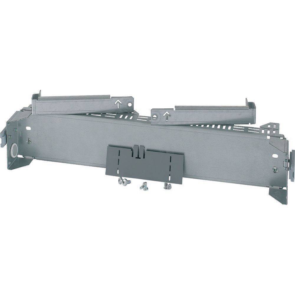 Eine Metallhalterung mit Schlitzen und Löchern, die zum Befestigen oder Sichern von Ausrüstung konzipiert ist und eine einfache mechanische Struktur aufweist.