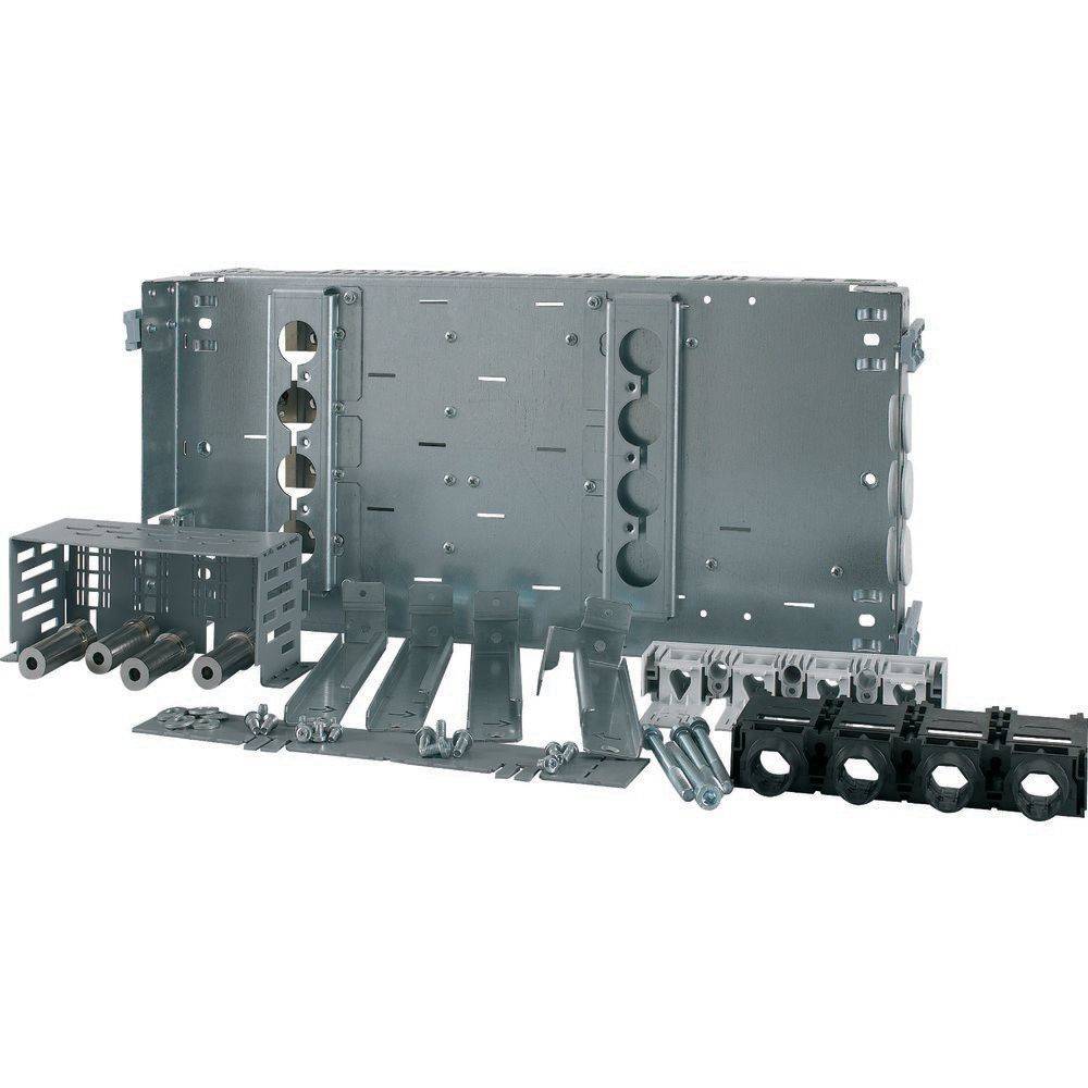 Metall-Montagehalterungen und -Schienen für elektrische Installationen, die in verschiedenen Positionen angeordnet sind und unterschiedliche Typen und Ausrichtungen zeigen.
