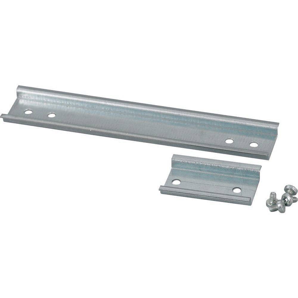 Ein Metallbefestigungssatz mit einem langen und einem kurzen Teil, wobei beide Löcher für Schrauben aufweisen, zusammen mit mehreren Schrauben.