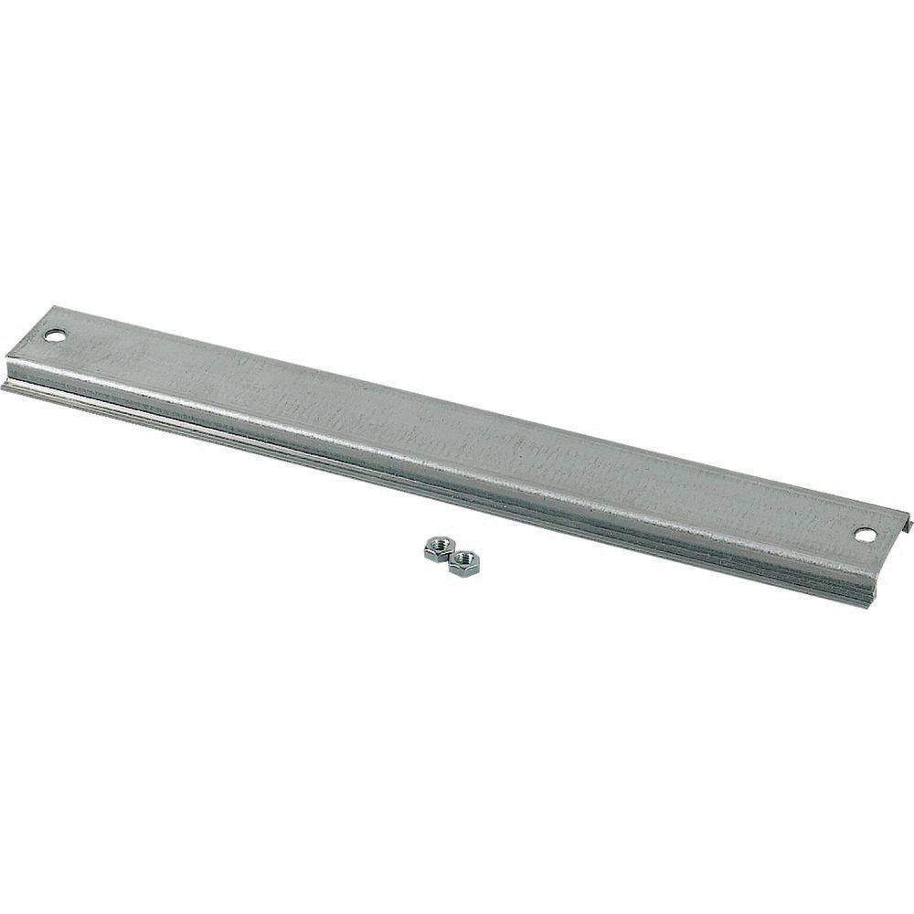 Eine flache, rechteckige Metallstange mit zwei Löchern an jedem Ende liegt auf einer weißen Oberfläche. Zwei kleine Muttern befinden sich in der Nähe.