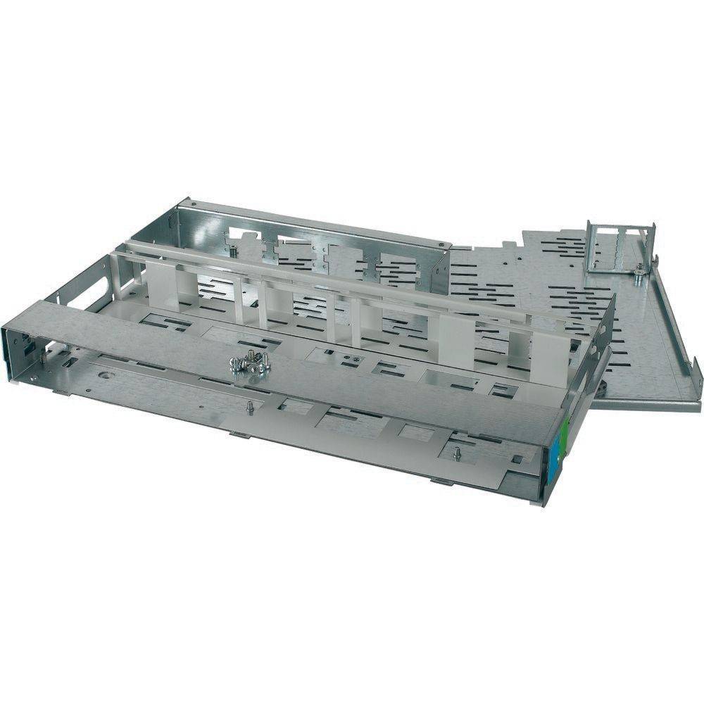 Eine Metallschubladeneinheit mit Schlitzen und Befestigungsbügeln, konzipiert für den Einsatz in Serverracks oder elektronischen Gerätegehäusen.