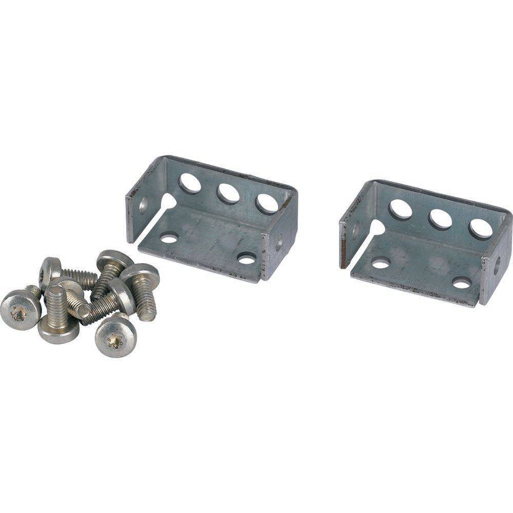Zwei Metallhalterungen mit Löchern und ein kleiner Haufen Schrauben.
