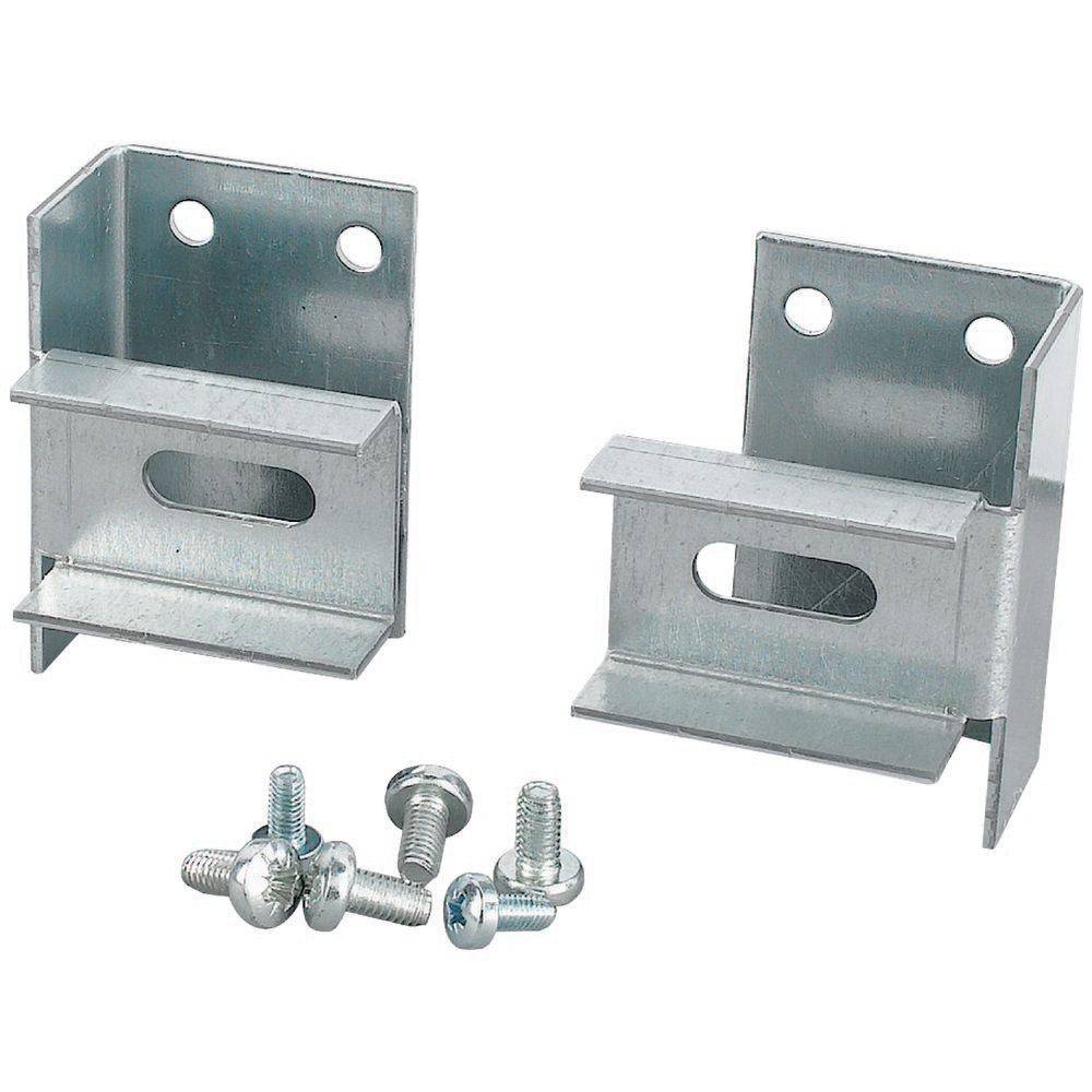 Zwei silberne Metallhalterungen mit Löchern zur Befestigung, zusammen mit vier Schrauben und Bolzen, die zum Sichern oder Abstützen von Objekten verwendet werden.