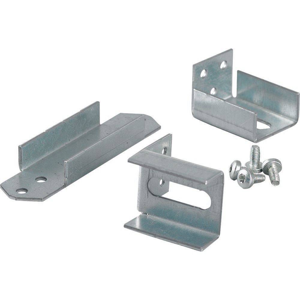Metallhalterungen und Schrauben auf einem weißen Hintergrund, die verschiedene Halterungsformen und Konfigurationen für Montagezwecke zeigen.