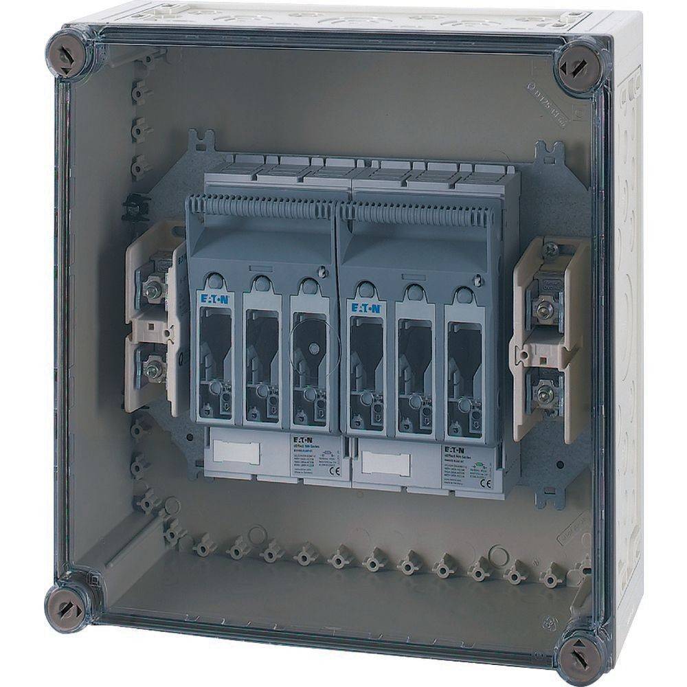Eine transparente elektrische Box enthält mehrere Sicherungsautomaten mit Schaltern, die mit ‚Eaton' beschriftet sind. Sie ist für industrielle Elektroanlagen konzipiert.