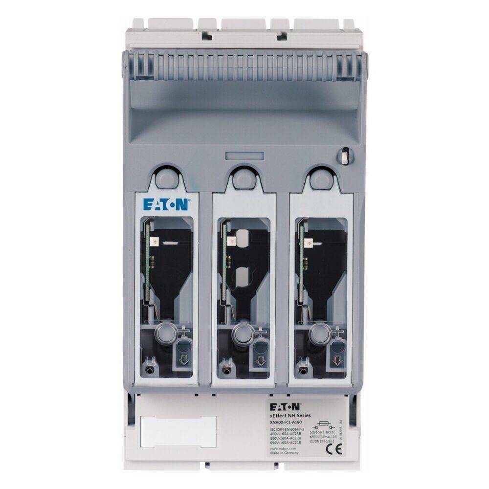 Elektrische Schaltanlage der Marke 'Eaton' mit drei Kompartimenten, die jeweils Steuerungsmechanismen zur Verwaltung elektrischer Stromkreise anzeigen.