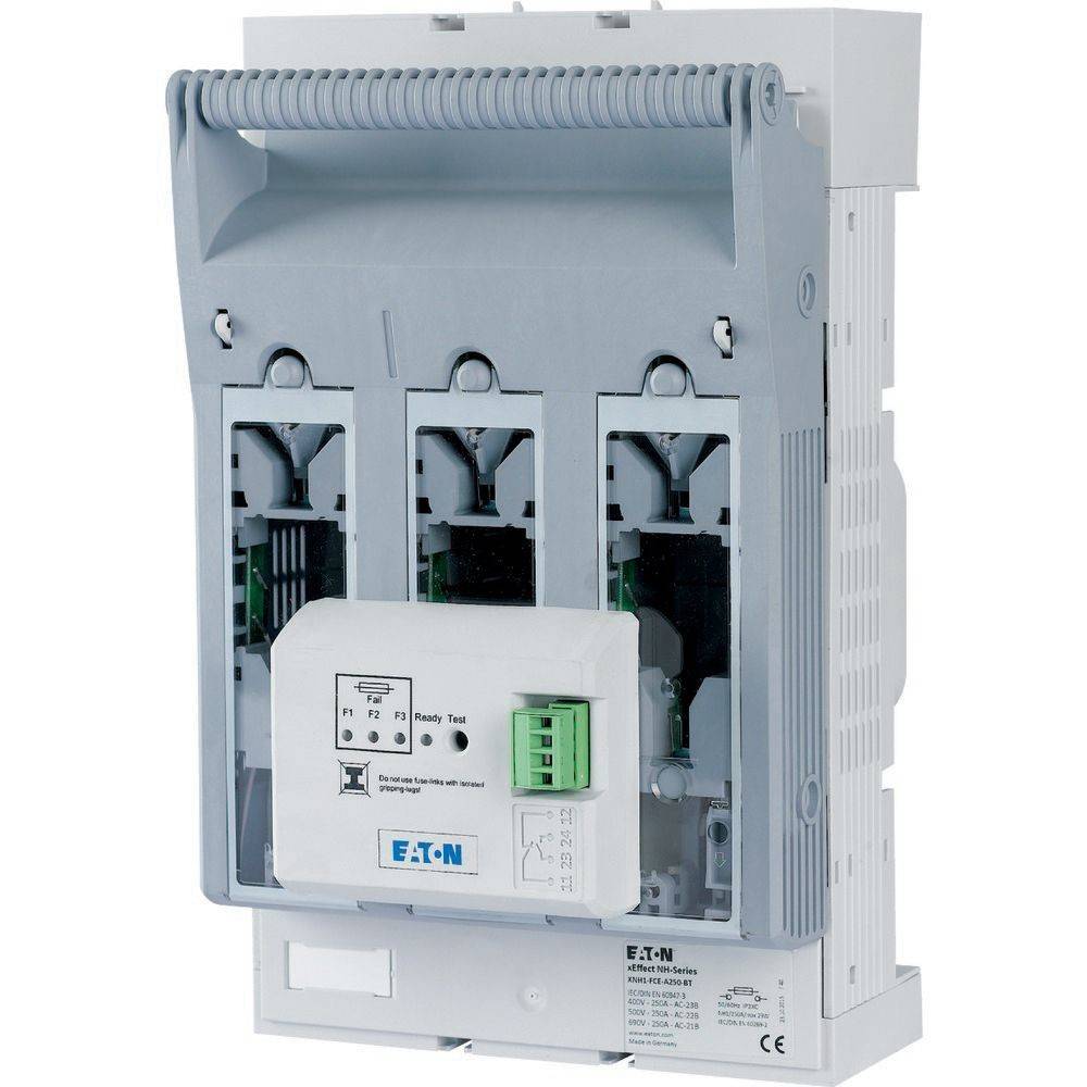 Ein grauer Eaton-Elektroverteiler mit drei transparenten Abschnitten, die Innenkomponenten offenlegen, in aufrechter Position montiert.