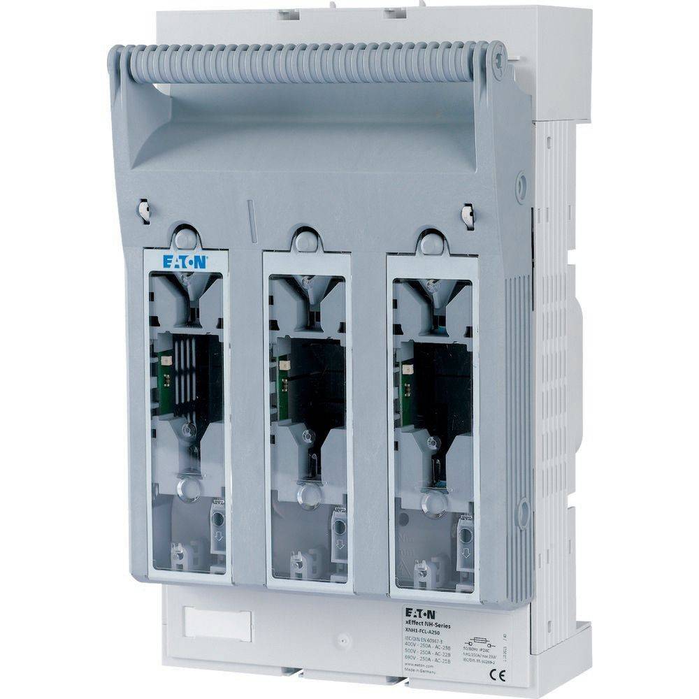Dreipol-Trennschalter von 'Eaton' in einem grauen Gehäuse für die elektrische Steuerung, ausgestattet mit transparenten Plastikabdeckungen auf jedem Schaltsektor.