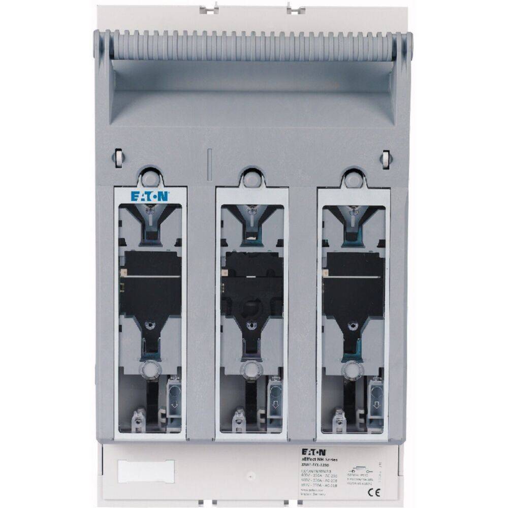 Eine graue Elektroverteilertafel mit drei vertikalen Sicherungsautomaten, mit der Aufschrift 